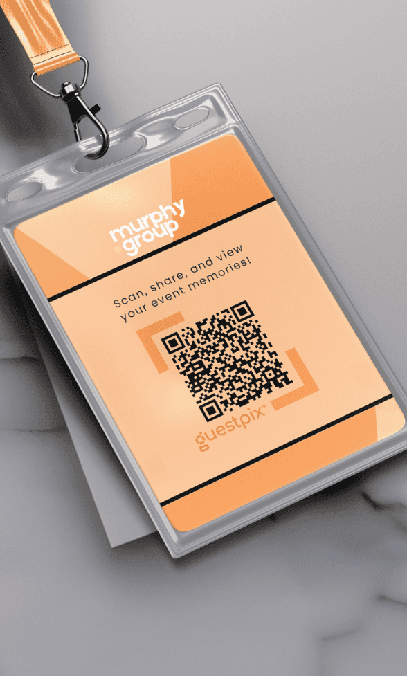 Tarjeta identificativa para el evento en tonos melocotón con el logotipo de Murphy Group y un código QR de Guestpix; el texto dice: «Escanea, comparte y disfruta de los recuerdos de tu evento».