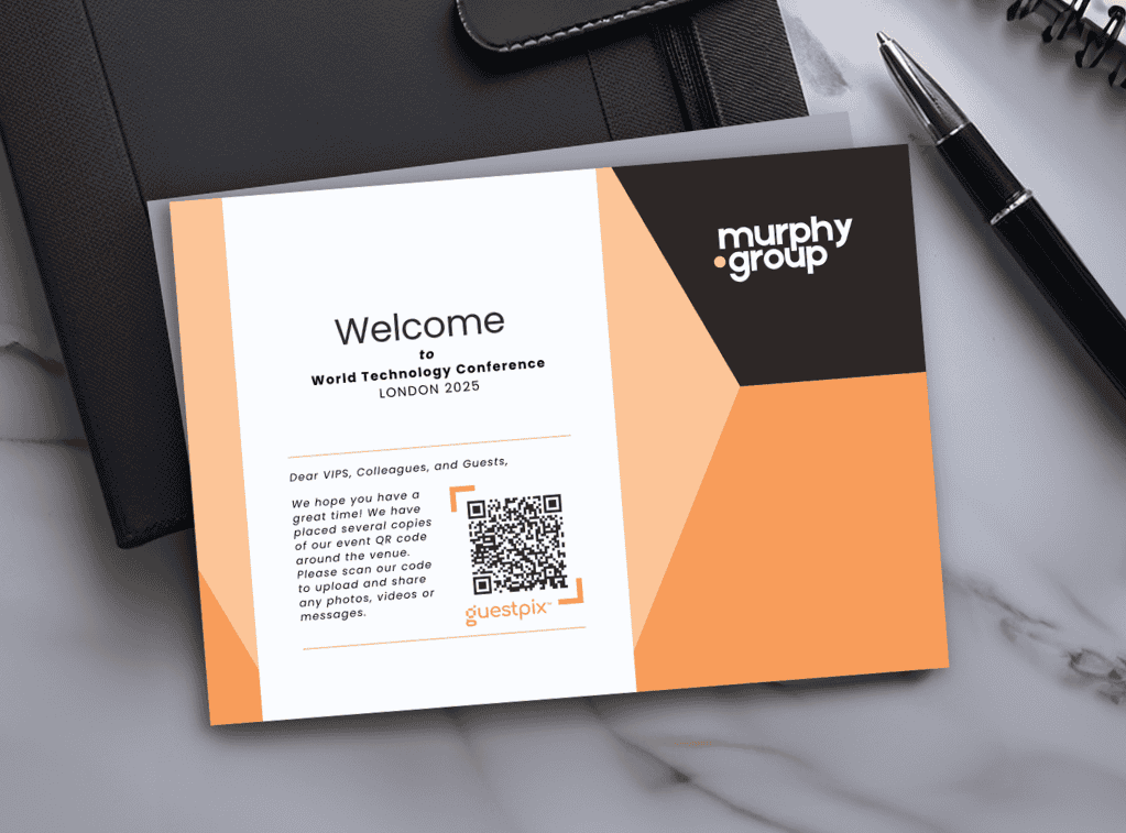 Tarjeta de bienvenida para la Conferencia Mundial de Tecnología de Londres 2025, con la imagen de marca de Murphy Group y un código QR sobre paneles geométricos de color naranja.
