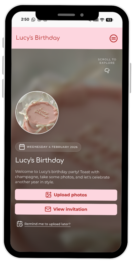 Schermata del cellulare che mostra l&amp;apos;evento "Compleanno di Lucy" con un&amp;apos;intestazione rosa pastello, la foto di una torta rotonda, un badge con la data e due pulsanti rosa: "Carica foto" e "Visualizza invito".