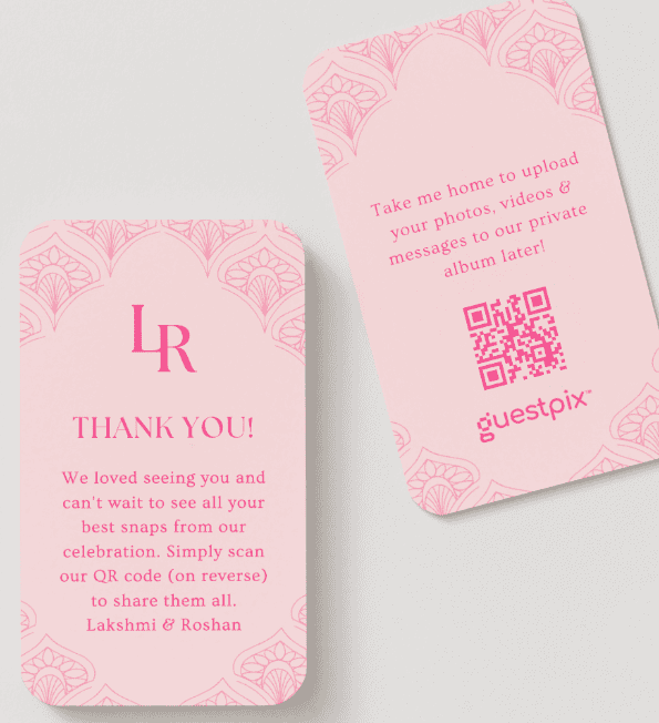 Due biglietti di ringraziamento decorativi di colore rosa, uno dei quali recante un codice QR; sul fronte è riportata la scritta “THANK YOU!” e le iniziali “LR”.