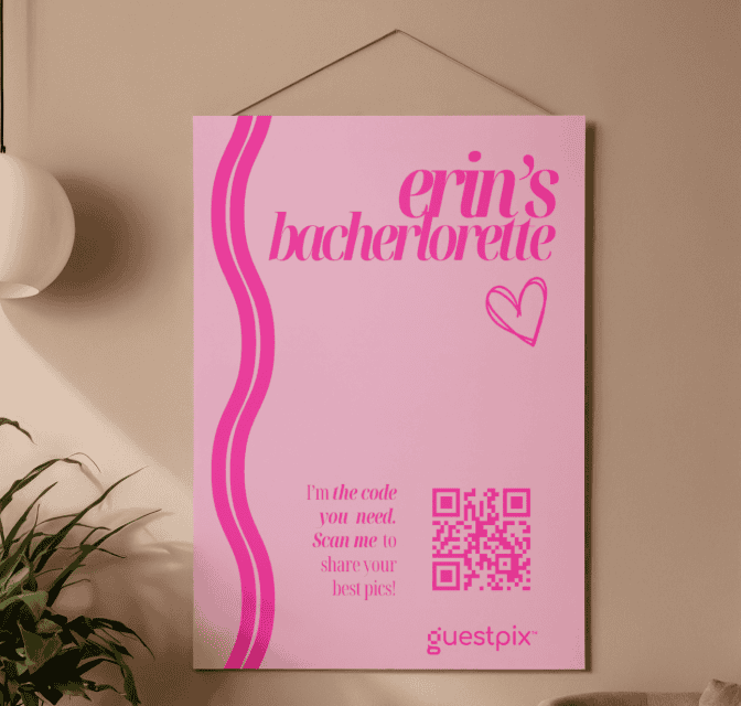 Manifesto rosa con la scritta “Festa di addio al nubilato di Erin”, con un bordo ondulato color magenta, un disegno a forma di cuore, un codice QR e il logo Guestpix.