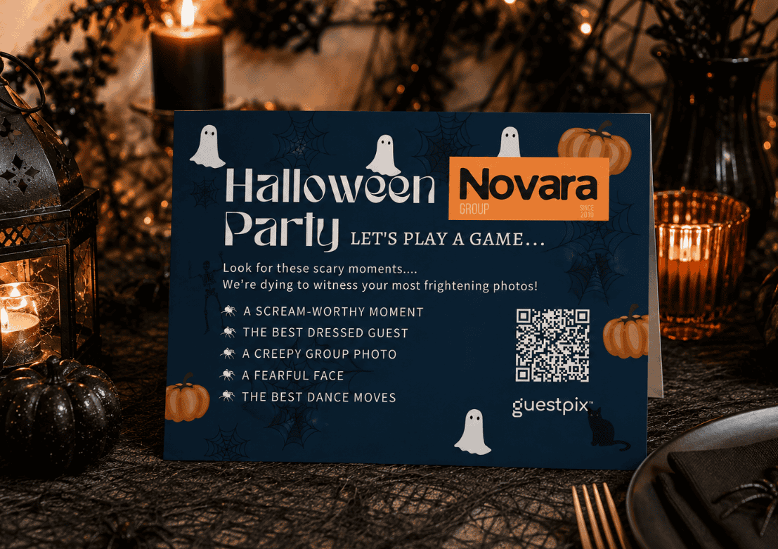 Cartel azul de invitación a una fiesta de Halloween con fantasmas, calabazas, telarañas y un código QR; anuncia un evento para hacerse fotos espeluznantes.