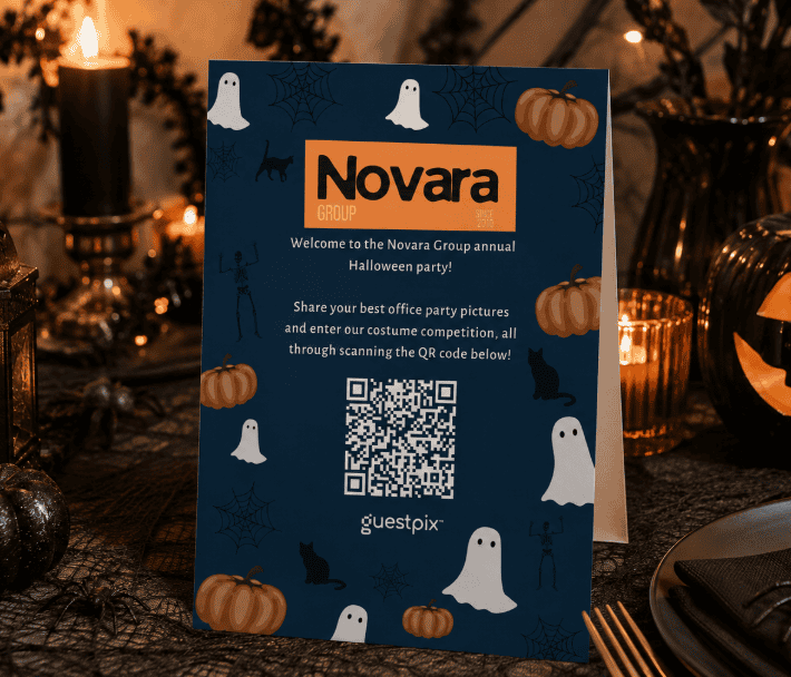 ノヴァラ・グループの「ブルー・ハロウィン」パーティーのチラシ。カボチャ、幽霊、クモの巣が描かれており、写真の共有用QRコードやイベントに関するメッセージが記載されています。