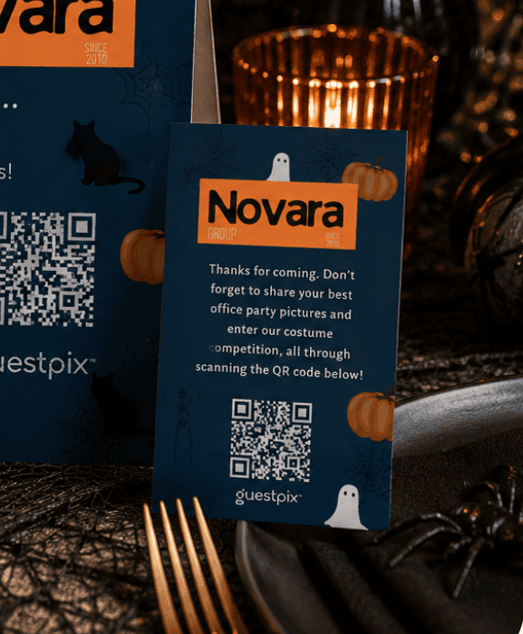 Tarjeta de evento azul con el logotipo de «Novara Group», calabazas, fantasmas y un código QR para el concurso de fotos; con temática de Halloween.