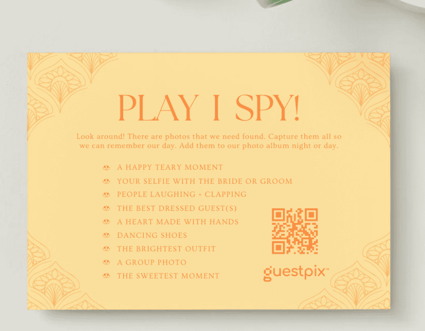 テーブルの上に置かれた、QRコード付きのピンクと黄色の「I Spy」カード2枚