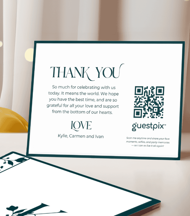 Tarjeta de agradecimiento sobre un escritorio con un código QR, en la que se lee el mensaje «GRACIAS» y «CON CARIÑO, Kylie, Carmen e Iván».
