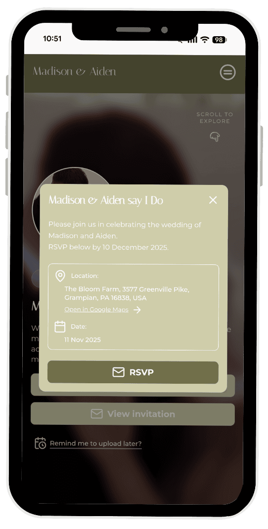 Écran de téléphone portable affichant une invitation de mariage avec les détails pour confirmer sa présence au mariage de Madison et Aiden à The Bloom Farm, comprenant un code QR pour accéder à l'événement.
