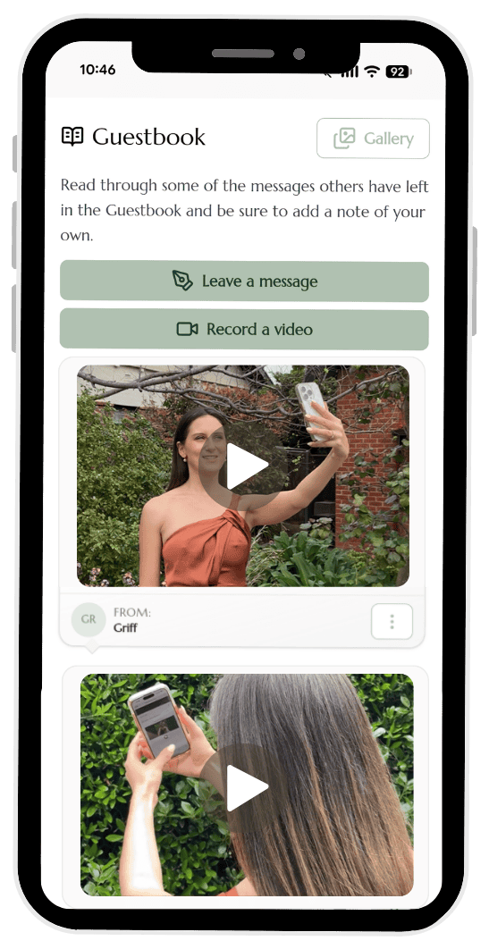 Écran mobile d&amp;apos;une application de livre d&amp;apos;or comportant deux boutons d&amp;apos;action verts : « Laisser un message » et « Enregistrer une vidéo », situés au-dessus de deux fiches vidéo avec des icônes de lecture.
