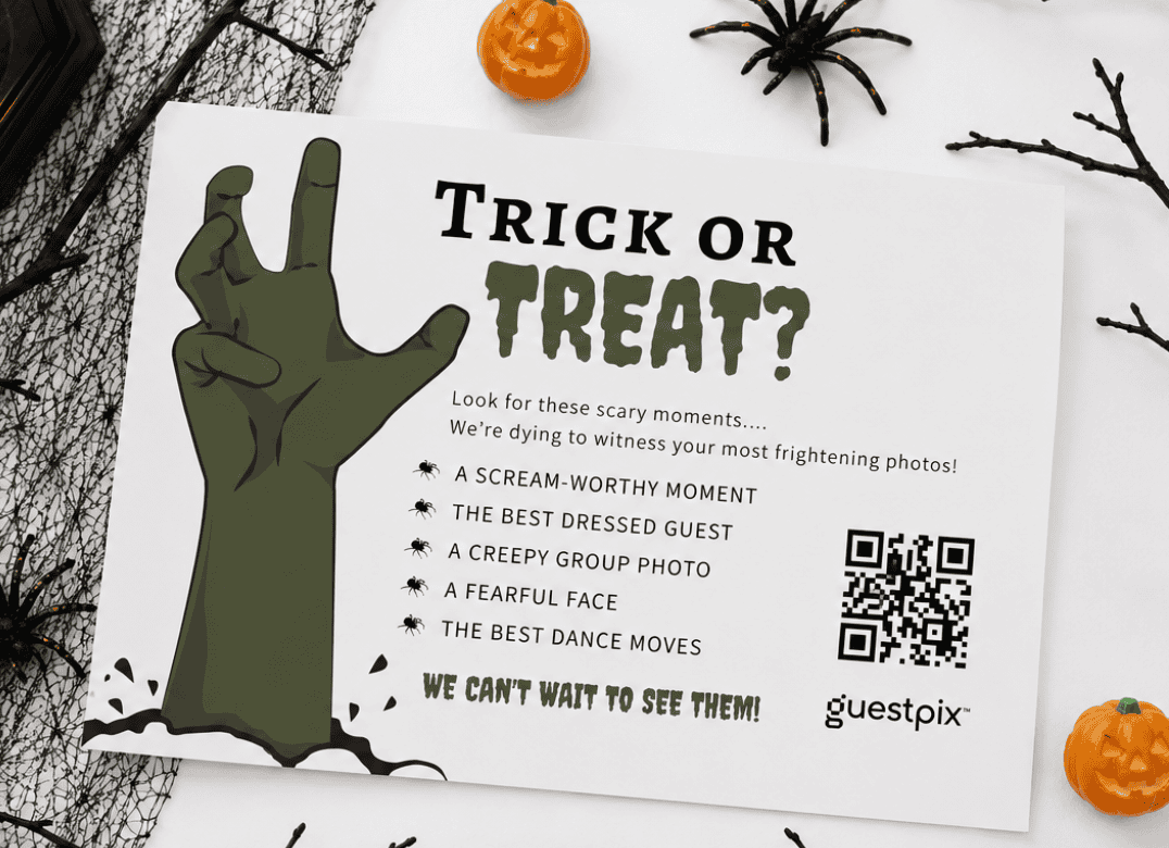 Cartel de Halloween con una mano de zombi verde, el título «¿Truco o trato?», una lista con viñetas de aspecto espeluznante y un código QR a la derecha.