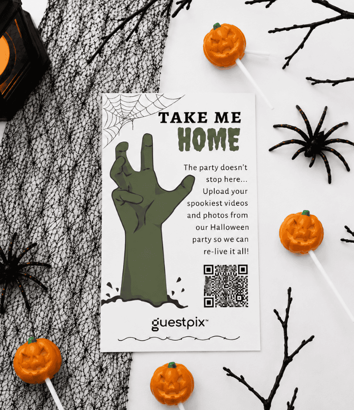Folleto de invitación para Halloween en el que aparecen una mano de zombi verde, una telaraña, calabazas y un código QR con el titular «LLEVAME A CASA».
